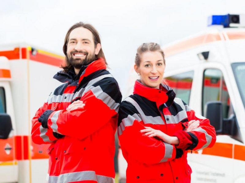 Hombre y mujer conductores de ambulancias