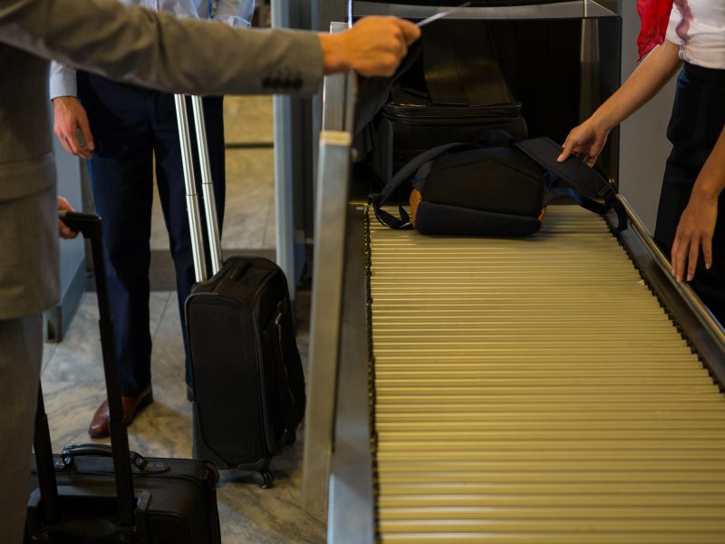 Control por escáner de mochilas y maletas en aeropuerto