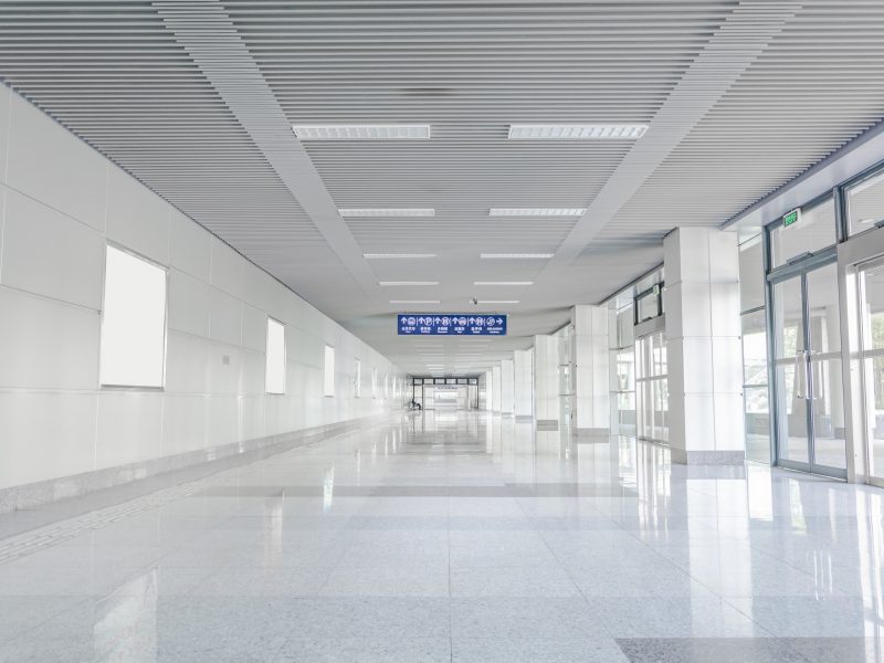 Pasillo blanco vacío de terminal de aeropuerto